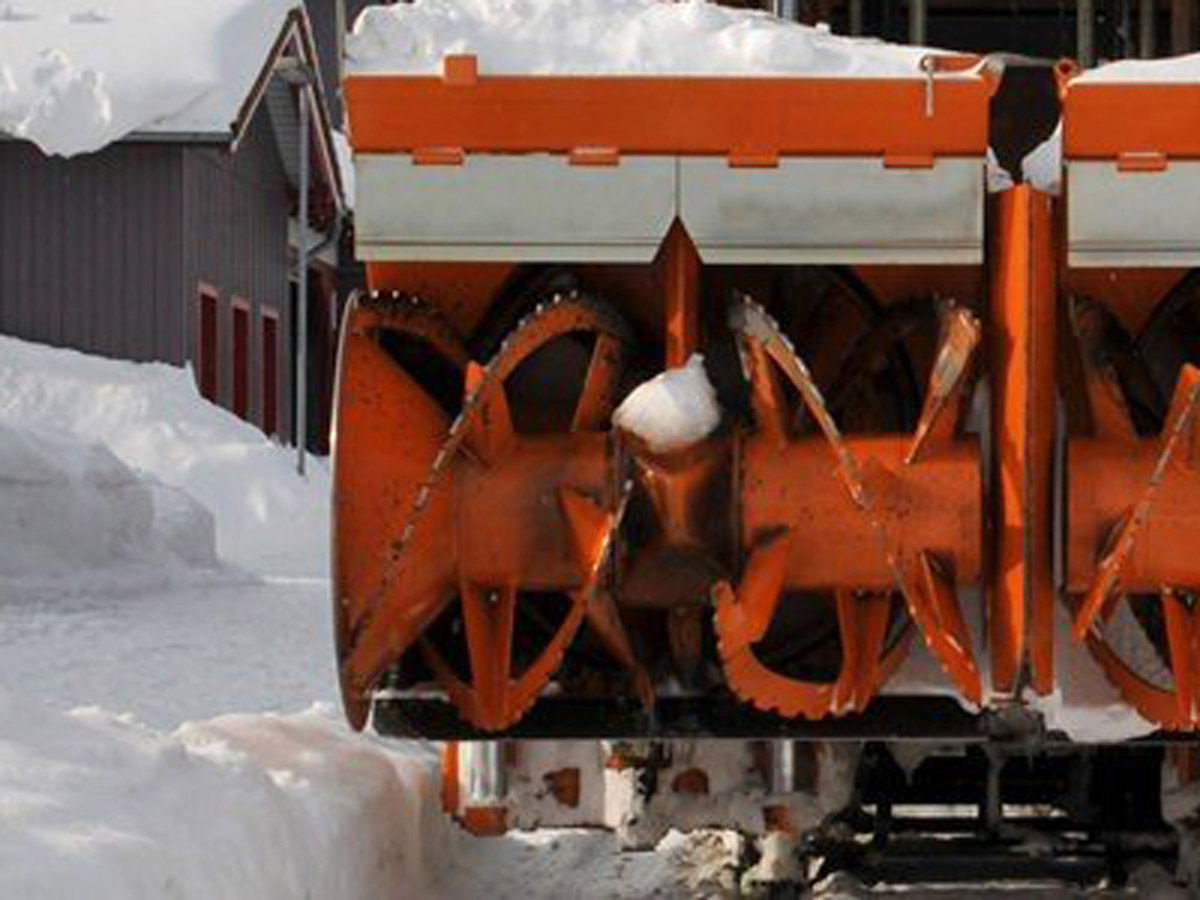 Die Getriebe von KACHELMANN GETRIEBE GmbH werden dafür eingesetzt, dass Kommunalfahrzeuge wie in diesem Beispiel die Straßen vom Schnee freimacht. Das Kommunalfahrzeug ist orange-rot und von hinten fotografiert. KACHELMANN GETRIEBE GmbH teaser