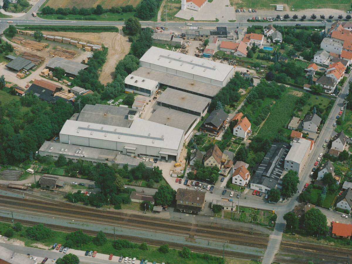 Eine Luftaufnahme, die die Werkshalle von der Firma KACHELMANN GETRIEBE GmbH zeigt, die im Jahr 1992 ihre Halle ausgebaut hat. KACHELMANN GETRIEBE GmbH