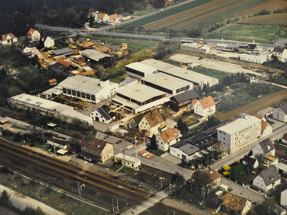 Das Luftbild aus dem Jahr 1978 zeigt die Fertigungshalle in Strullendorf, die von KACHELMANN GETRIEBE GmbH an die Firma Weiler verkauf wurde.
