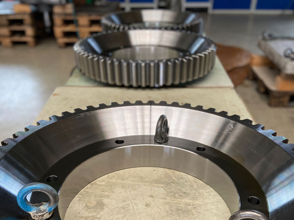 In der Fertigungshalle der Firma KACHELMANN GETRIEBE GmbH werden Einzelteile für unterschiedlichste Getriebetypen produziert. Sie liegen auf dem Tisch. KACHELMANN GETRIEBE GmbH