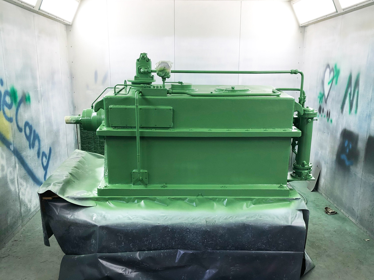In der Fertigungshalle der Firma KACHELMANN GETRIEBE GmbH wird das Kegelstirnradgetriebe gefertigt. Das Sondergetriebe wurde neu gefärbt und lackiert in einem satten Grün.