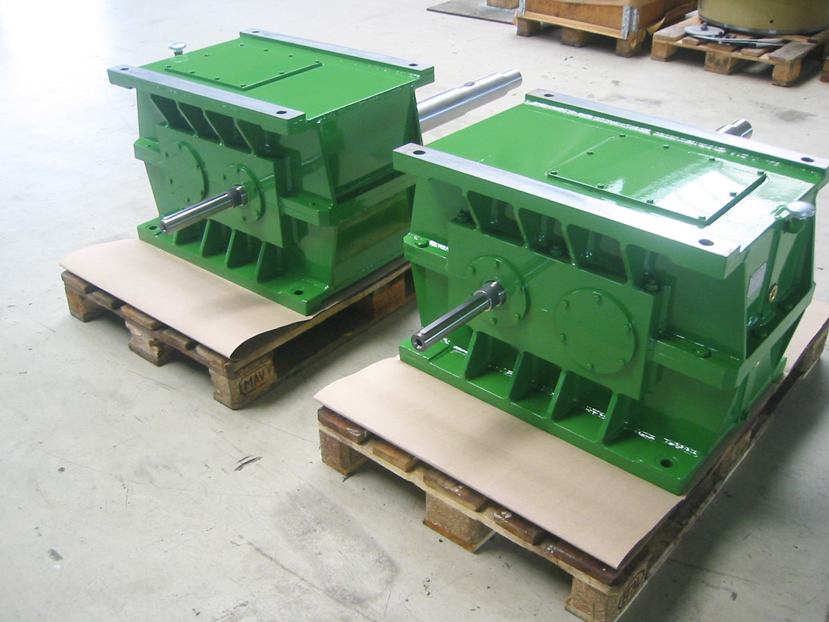In der Fertigungshalle der Firma KACHELMANN GETRIEBE GmbH werden die zwei grünen Getriebe für Schleusentore gefertigt. Sie stehen auf einer Palette. KACHELMANN GETRIEBE GmbH