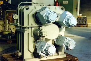 In der Fertigungshalle der Firma KACHELMANN GETRIEBE GmbH wird das Pumpenverteilergetriebe gefertigt. Im Hintergrund ist die Werkstatt zu erkennen. KACHELMANN GETRIEBE GmbH