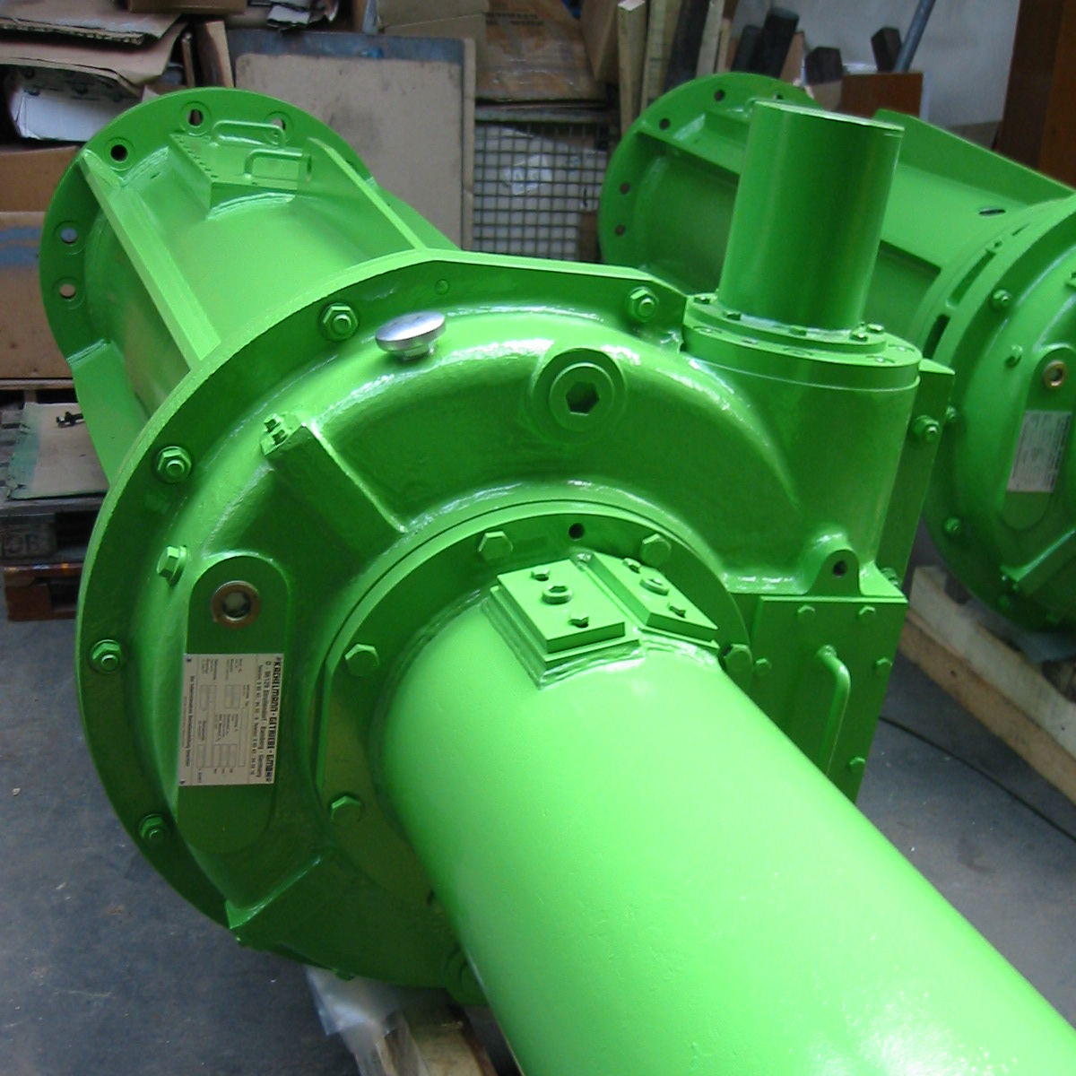 In der Fertigungshalle der Firma KACHELMANN GETRIEBE GmbH wird das grün lackierte Plattenwalzwerk gefertigt. KACHELMANN GETRIEBE GmbH
