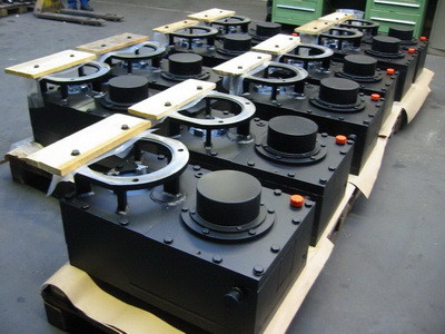 In der Fertigungshalle der Firma KACHELMANN GETRIEBE GmbH werden die schwarzen Rollganggetriebe gefertigt. KACHELMANN GETRIEBE GmbH