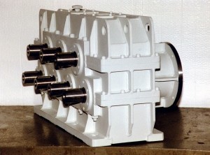 In der Fertigungshalle der Firma KACHELMANN GETRIEBE GmbH wird das weiß lackiert und gefärbte Blechrichtgetriebe gefertigt.  KACHELMANN GETRIEBE GmbH
