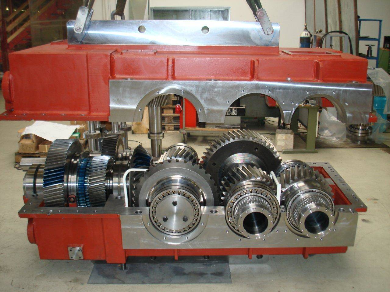 In der Fertigungshalle der Firma KACHELMANN GETRIEBE GmbH wird das acht Tonnen Walzwerksgetriebe gefertigt. Zu sehen ist das rote Gehäuse und die Umrisse der Produktionsstätte. KACHELMANN GETRIEBE GmbH
