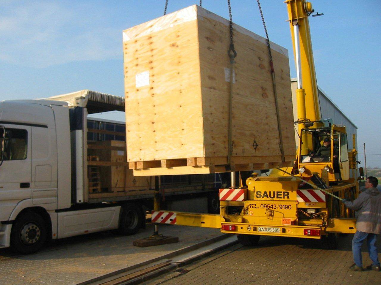 Das acht Tonnen schwere Walzwerksgetriebe wird mit einem Kran auf einen LKW verladen. KACHELMANN GETRIEBE GmbH