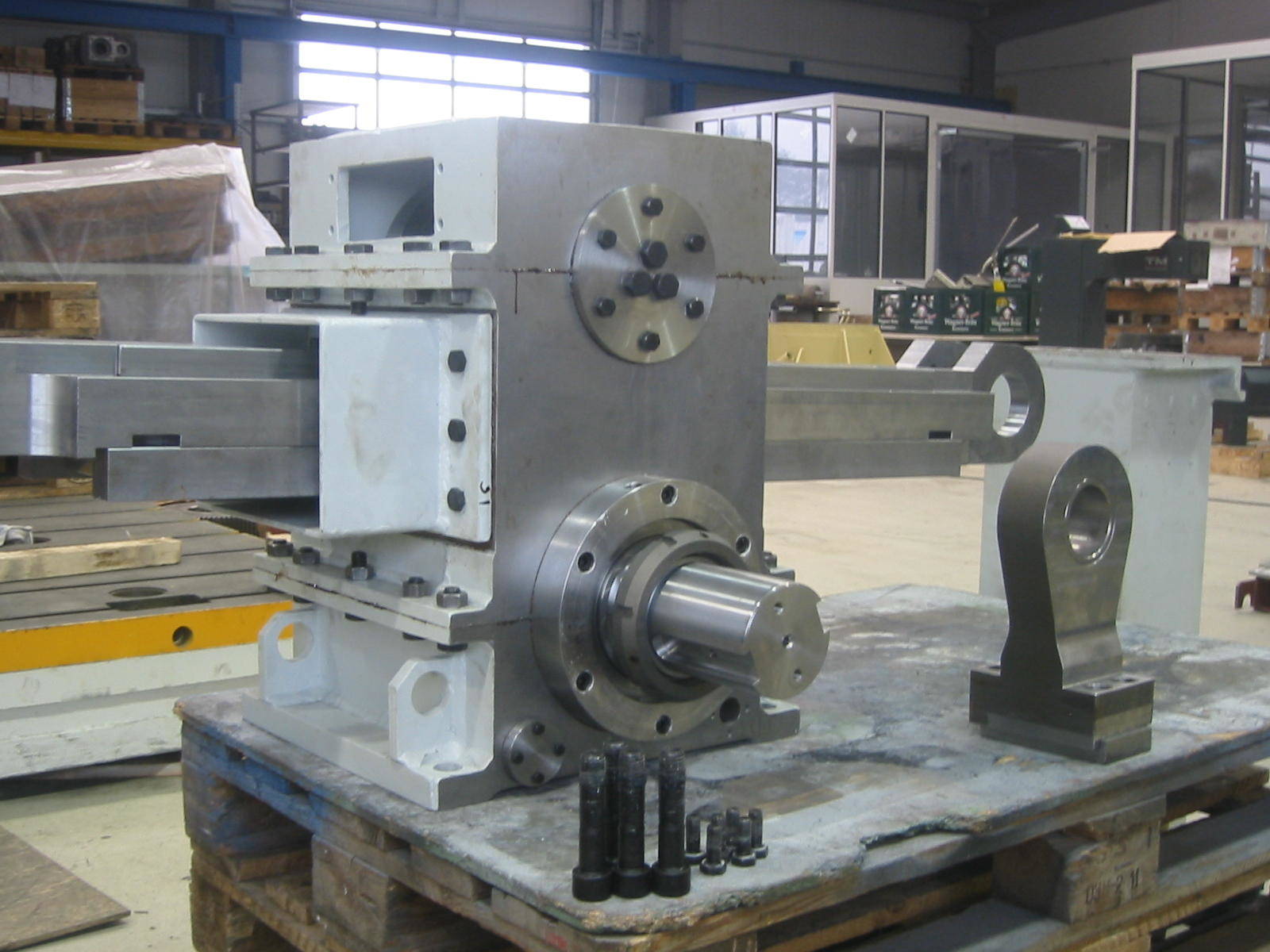 In der Fertigungshalle der Firma KACHELMANN GETRIEBE GmbH wird das Getriebes mit Zahnstangenträger gefertigt. Im Hintergrund ist die Werkstatt zu erkennen. KACHELMANN GETRIEBE GmbH