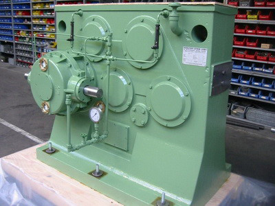 In der Fertigungshalle der Firma KACHELMANN GETRIEBE GmbH wird das Streckwerksgetriebe gefertigt. KACHELMANN GETRIEBE GmbH