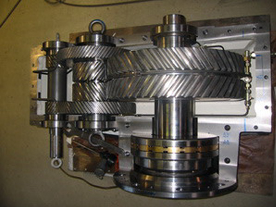 In der Fertigungshalle der Firma KACHELMANN GETRIEBE GmbH wird das Einschnecken Extrudergetriebe gefertigt. KACHELMANN GETRIEBE GmbH