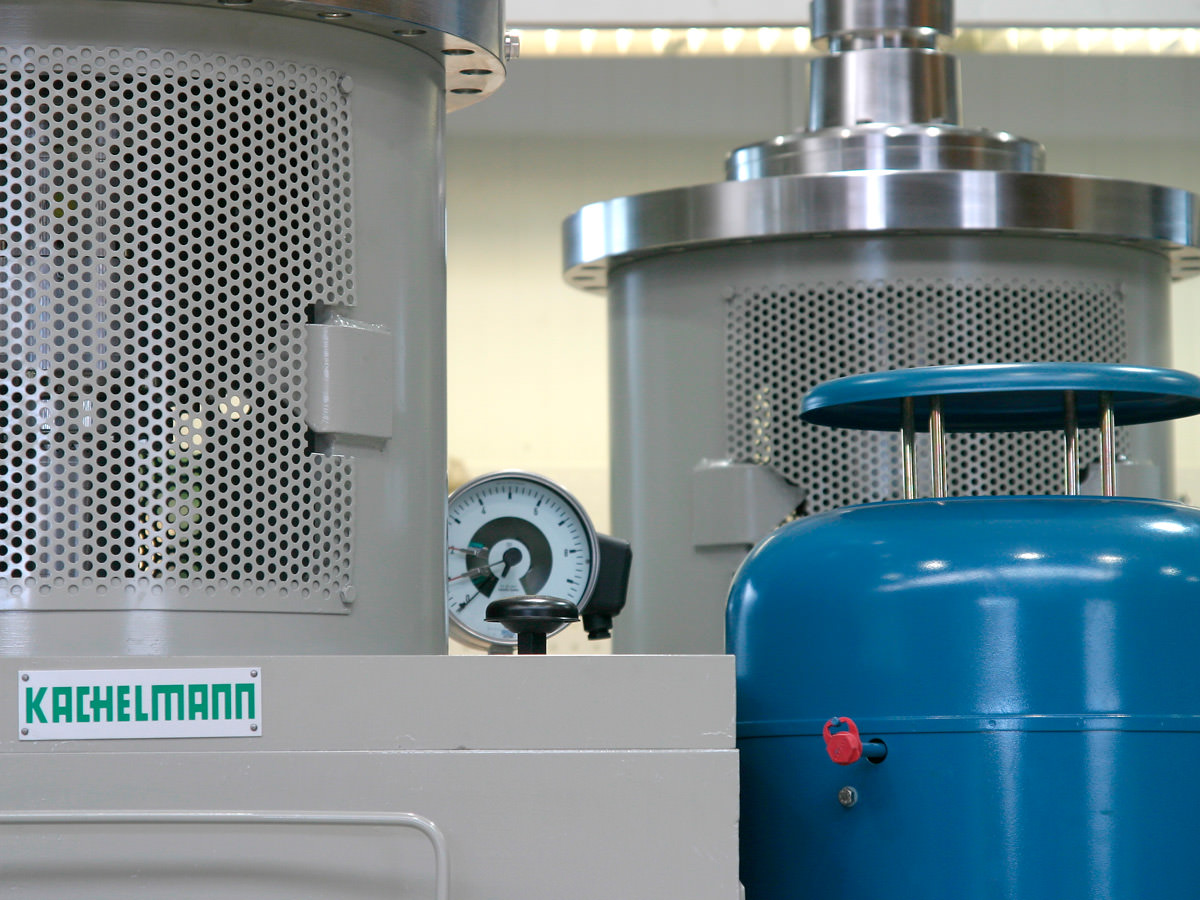 Die Rührwerksgetriebe mit Schnellwechseleinrichtung, die von der Firma KACHELMANN GETRIEBE GmbH entwickelt wurden, stehen seitlich versetzt hintereinander. Der Fokus liegt auf einigen wichtigen Details in der Fertigung. KACHELMANN GETRIEBE GmbH