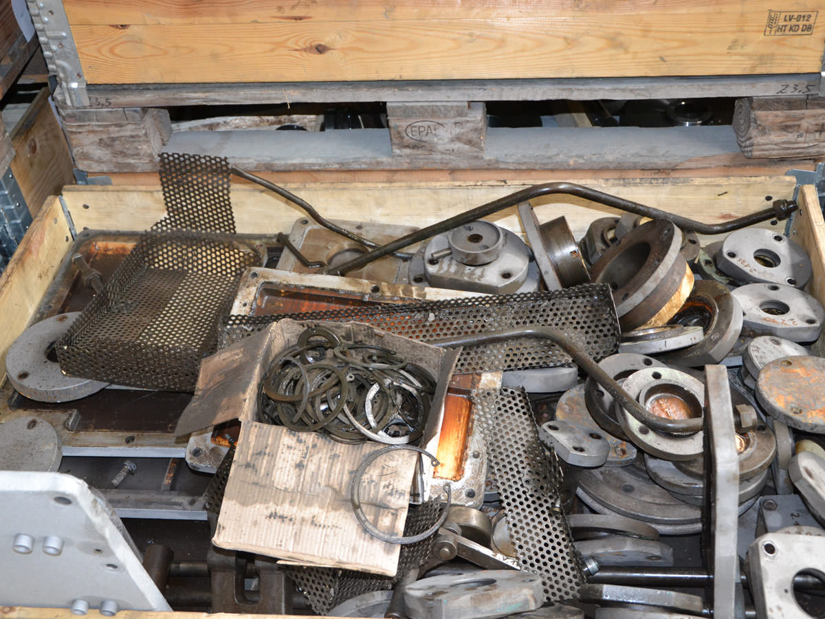Die ausgebauten Einzelteile eines Hauptgetriebes für eine Spinnmaschine aus dem Jahr 1965 liegen in einer Holzkiste. KACHELMANN GETRIEBE GmbH