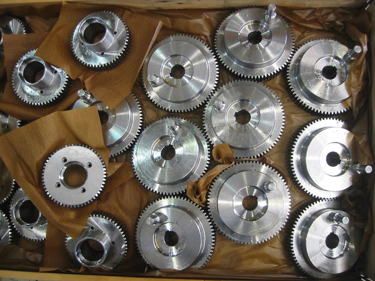 Die Ersatzteile des Hauptgetriebes für eine Spinnmaschine aus dem Jahr 1965 liegen ausgepackt in einer Kiste. Sie glänzen silbern. KACHELMANN GETRIEBE GmbH