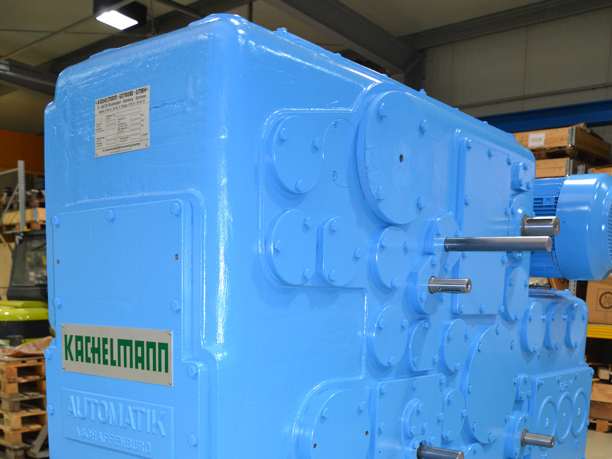 In der Fertigungshalle von der Firma KACHELMANN GETRIEBE GmbH wird eine Spinnmaschine aus dem Jahr 1965 instandgesetzt und modernisiert. Die Spinnmaschine wurde blau lackiert. KACHELMANN GETRIEBE GmbH