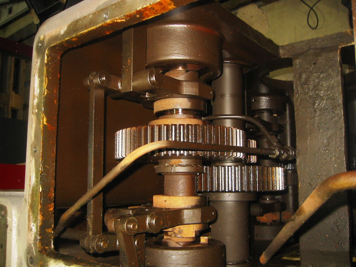 Innenansicht eines Hauptgetriebes für eine Spinnmaschine aus dem Jahr 1965 in der Fertigungshalle der Firma KACHELMANN GETRIEBE GmbH. KACHELMANN GETRIEBE GmbH