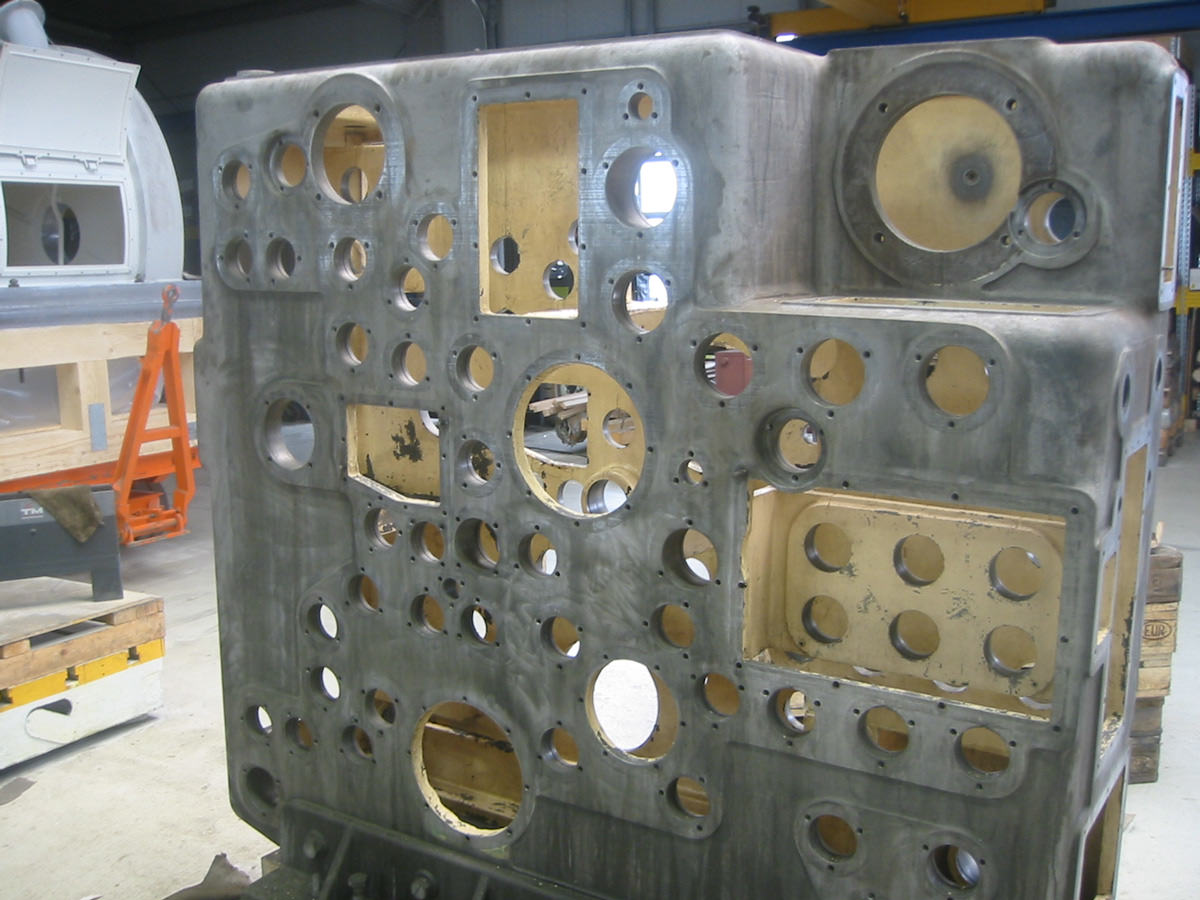 Rohbau des Hauptgetriebes für eine Spinnmaschine aus dem Jahr 1965. Die Einzelteile des Getriebes wurden bis auf das Gehäuse komplett auseinandergebaut. KACHELMANN GETRIEBE GmbH